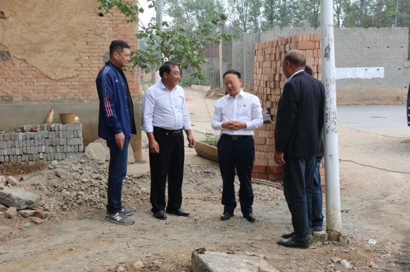 扶貧路上  攜手同行——弘義集團(tuán)黨委書記、董事長張秀峰一行 到定點幫扶村調(diào)研